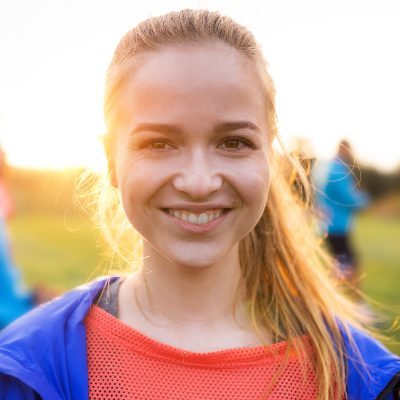 a-portrait-of-young-woman-with-large-group-of-peop-E7PAXJZ-qaz622m351aflf9hywenkjcb8wwsoi9ya54whbnjxc